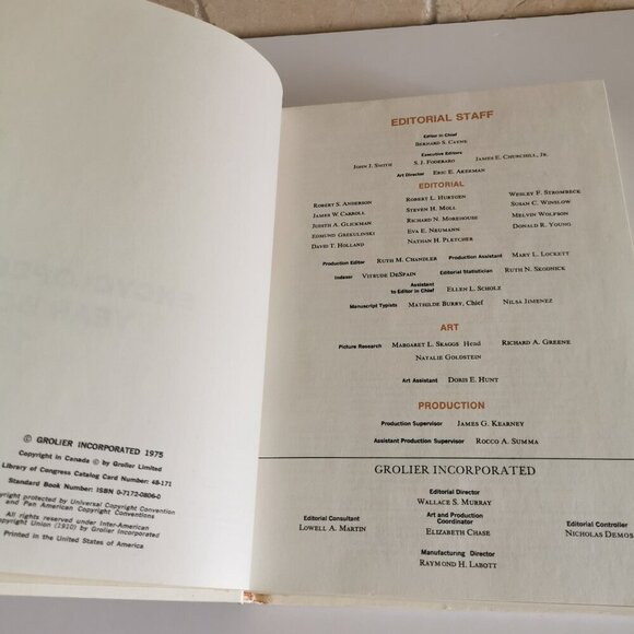 1975 Year Book Encyclopedia Vintage Birthday Gift Annual Recap Grolier Gen X Xen - Picture 4 of 10